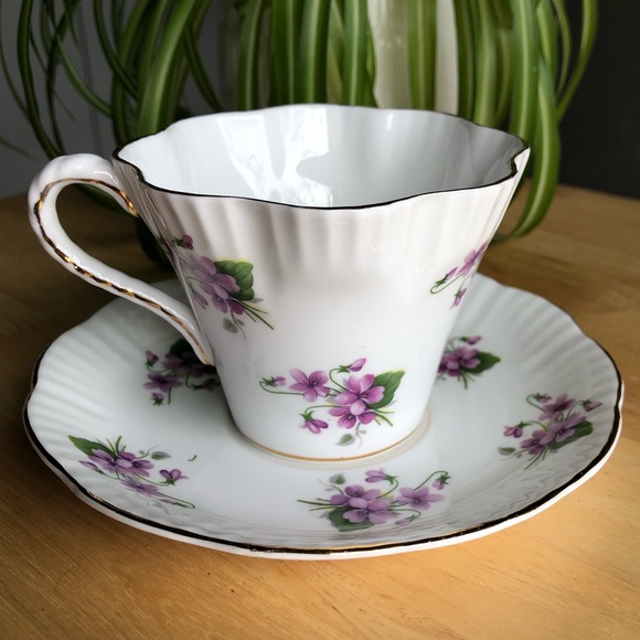 Salisbury Purple Violet Fine Bone China Scalloped Edge Teacup & Saucer Set - Picture 4 of 9